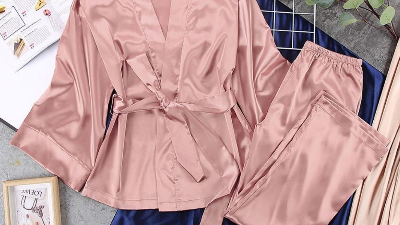 Kaip išsirinkti idealią pižamą moterims? Medžiagos, kirpimai ir patogumas